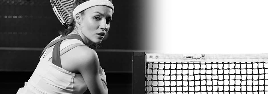 Tennisspielerin vor einem Netzpfosten mit Court Royal Tennisnetz