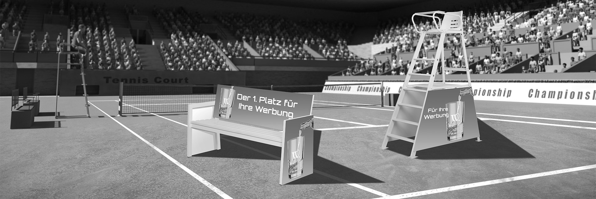 Tennisplatz mit Werbebank und Schiedsrichterstuhl mit Banner